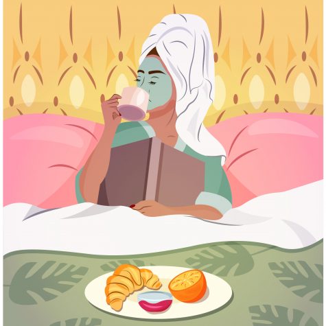 Femme dans son lit prenant petit déjeuner